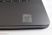 На корпусе всего одна наклейка с логотипом Intel.