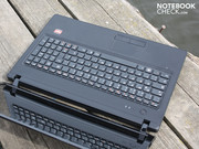Lenovo G575 - это крепкий офисный ноутбук с преимущественно матовыми поверхностями.
