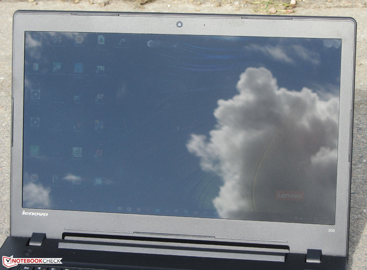 IdeaPad 300-17ISK на солнце
