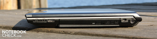 Справа: линейный выход, микрофон, USB 2.0, привод DVD, Kensington, AC