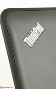 Как обычно, точка над i в логотипе ThinkPad светится красным во время работы ноутбука.