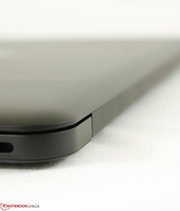 Вообще, несмотря на черно-зеленую цветовую схему, Blade 14 сильно смахивает на MacBook Pro.