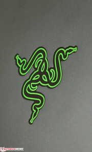 Логотип Razer светится зеленым, когда ноутбук включен.