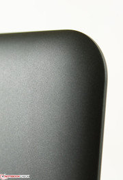Темно-серая поверхность крышки по ощущениям отличается от прорезиненной черной на ноутбуках Asus ROG.