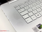 Динамики расположены на лицевой панели и охотно собирают пыль. Динамики расположены на лицевой панели и охотно собирают пыль.