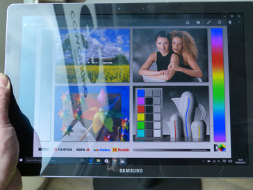 Samsung Galaxy Tab Pro S не боится улицы...