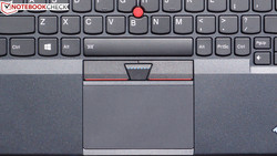 Тачпад клавиатуры обладает достаточно большими размерами и гладкой поверхностью.