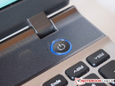 Элегантная кнопка питания светится синим при работе ноутбука.