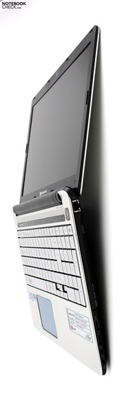 Packard Bell EasyNote TX86: Очень широкий угол открытия необычен, но удобен.