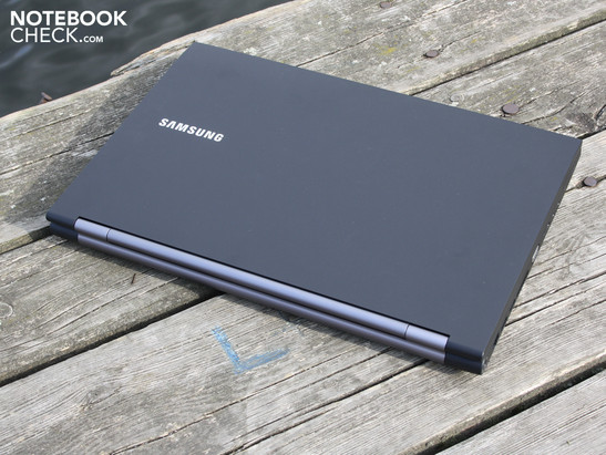 Samsung NP-200B5B-S01DE: Сбалансированный бизнес ноутбук с первоклассной клавиатурой и не самым жестким корпусом