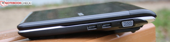 Справа: 2 х USB 2.0, VGA