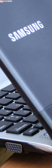 Samsung 305U1A: Красивый внешний вид скрывает слабые петли и ненадежный корпус.