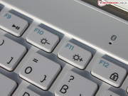 Раскладка клавиш вполне привычная, присутствуют функциональные клавиши для контроля громкости и яркости подсветки.