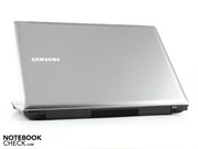 Компактный корпус и алюминиевая крышка указывают на высокий класс 13-дюймового ноутбука.