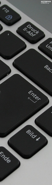 Samsung QX310-S02DE: Крупные клавиши с хорошей маркировкой не очень уверенно нажимаются.