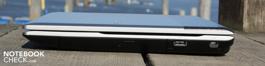 Справа: DVD привод, USB 2.0, разъем для замка Кенсингтона