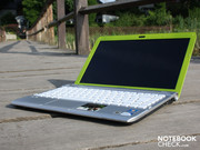 13.3 дюймовый ноутбук зеленого цвета