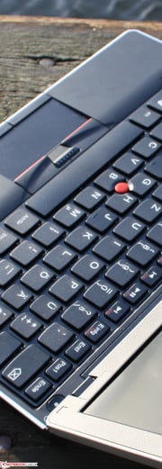 ThinkPad Edge 11: Устройства ввода имеют очень хорошую тактильную отдачу, нехарактерную для ноутбуков из данного ценового диапазона.