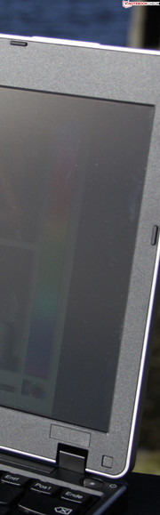 ThinkPad Edge 11: Несмотря на матовое покрытие, на солнце дисплей слепнет.