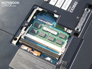 Оперативная память установлена стандартным модулем на 4096 Мб (один разъем свободен).