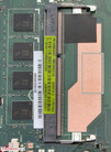 Установлены четыре гигабайта рабочей памяти. На фото чип памяти.
