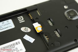 Слоты SIM и microSD расположены под задней панелью