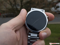 Motorola Moto 360 (2015) на улице, 1-й уровень подсветки