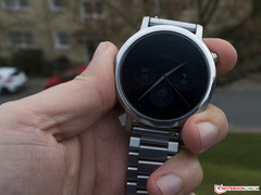 Motorola Moto 360 (2015) на улице, 4-й уровень подсветки