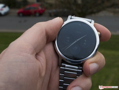 Motorola Moto 360 (2015) на улице, 5-й уровень подсветки