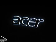Крышка дисплея декорирована белым светящимся логотипом Acer, что особенно хорошо смотрится при неярком освещении.