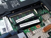 Если убрать нижнюю крышку, можно увидеть CPU, GPU и модули RAM. Так что проблем с увеличением объема оперативной памяти быть не должно.
