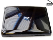 Черная глянцевая крышка дисплея по-прежнему привлекает внимание, но теперь она украшена светящимся логотипом Acer.