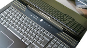 Недостаток сенсорных клавиш над клавиатурой  - большое время отклика, которое затрудняет управление звуком.