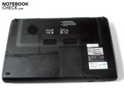 На днище ноутбука можно снять три панели чтобы получить доступ к компонентам.