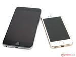По сравнению с iPhone 5S (справа), iPhone 6 Plus огромен.