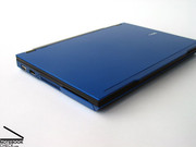 Кроме выдержанного черного цвета ноутбук E4300 также доступен в красном и синем исполнении.
