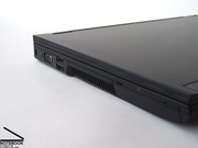 Цифровой display port, интерфейс eSATA, 3 USB порта, предлагаются почти те же устройства, что и у 15.4-дюймовый коллег.