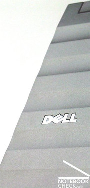 Отличительная яркая черта Dell Precision M4400 – это, конечно, волнистая крышка магниевого дисплея серебряного цвета.