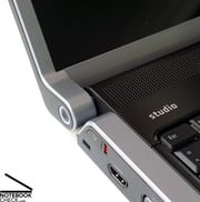 Dell Studio 15 также имеет большое число периферийных интерфейсов и устройств, к примеру, оптический привод Blu-Ray.