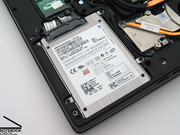 Встроенный накопитель у тестового экземпляра был очень быстрый SSD от Samsung.