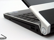 Оптический привод имеет щелевую загрузку и добавляет привлекательности к виду ноутбука.
