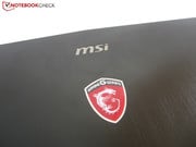 Конечно же, помимо логотипа MSI на крышке есть и красная эмблема с драконом, указывающая на принадлежность ноутбука к игровой серии.