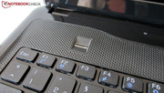 Сканер отпечатков пальцев расположен над клавиатурой.