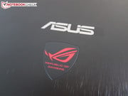 К логотипу Asus на крышке в G550JK добавилась эмблема ROG.