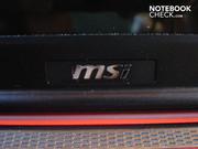Логотип MSI на (матовой) рамке дисплея