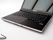 По сравнению с другими мощными 15-дюймовыми ноутбуками, Deviltech 9000 DTX выигрывает благодаря  корпусу.