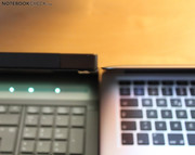 Крышка дисплея 17-дюймовой рабочей станции от HP (Dreamcolor 2) по сравнению с MacBook Air.