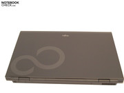 Ноутбук от Fujitsu с элегантным дизайном, черной глянцевой поверхностью и орнаментом на крышке дисплея ...