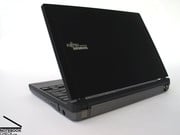 В Lifebook P7230 Fujitsu-Siemens следует классическому бизнес стандарту: