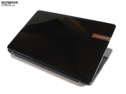 The high-gloss display lid is sensitive.